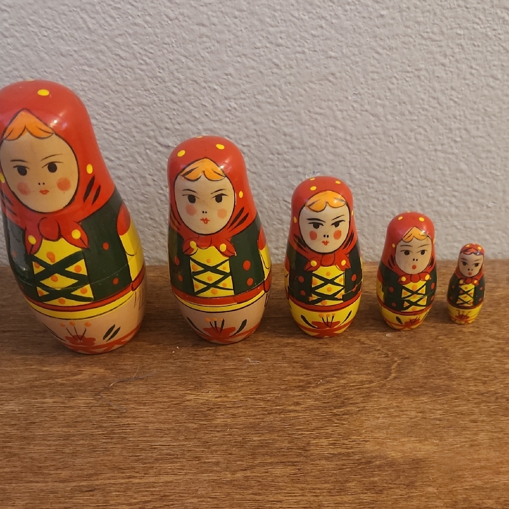 Traditional Russian Nesting Dolls - Red and Green